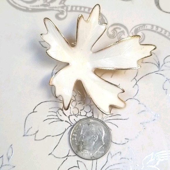 Vintage Mid Century 1960s Goldtone Metal Leaf Brooch Pin - Picture 13 of 13